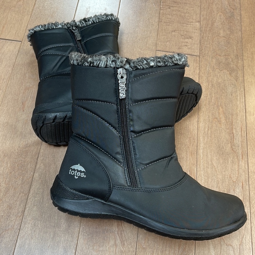 Totes Jennie snow boots Sz8